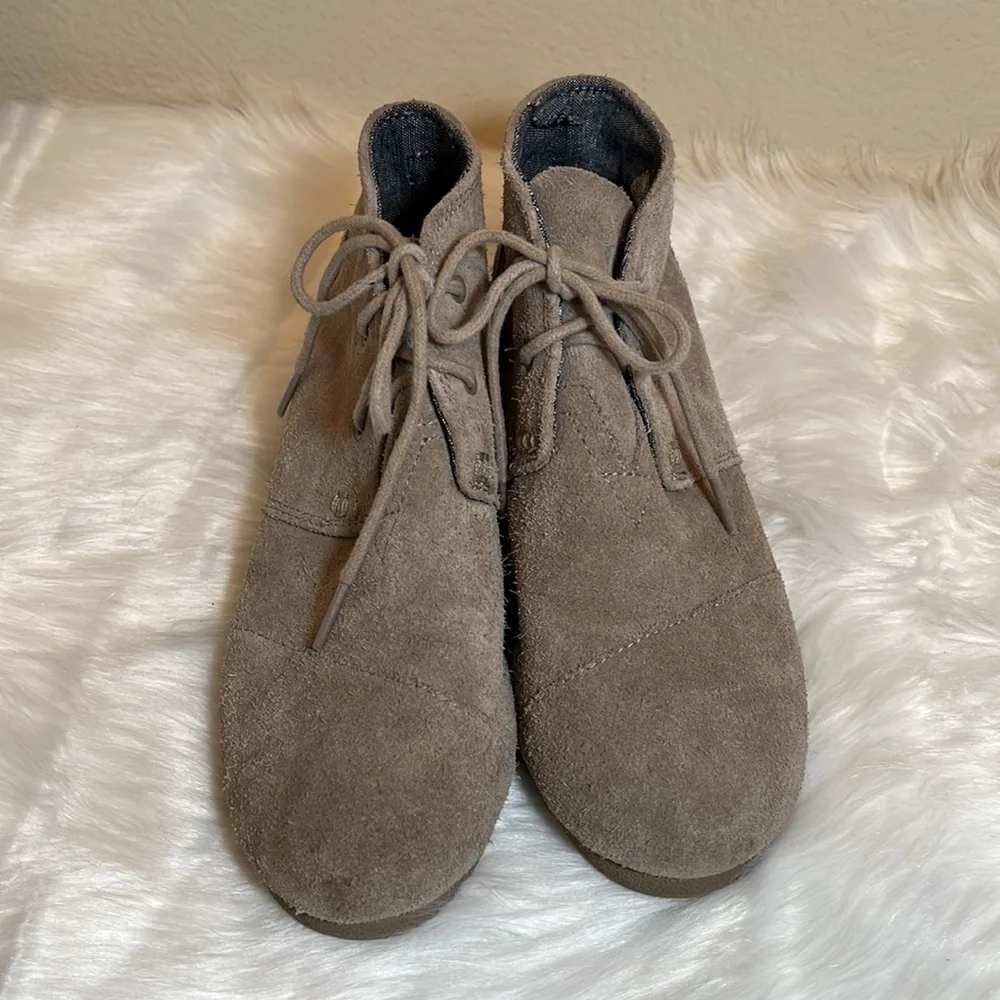 TOMS Tan Wedge Lace Youth Shoe